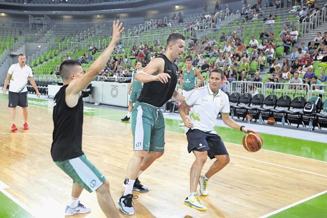 Jaka Lakovič (z žogo) je na treningih slovenske košarkarske reprezentance kljub vlogi pomočnika selektorja izredno dejaven.