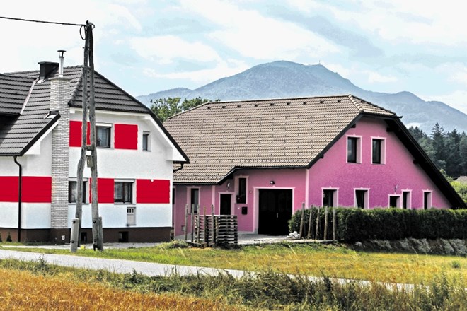 Kričeče fasade so se v Sloveniji začele pojavljati skladno z razvojem proizvodnje industrijskih barv in preostale gradbene...