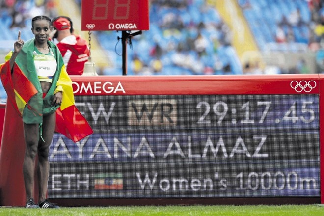 Almaz Ayana je v prvi končni odločitvi teka na 10 kilometrov krepko izboljšala 23 let star svetovni rekord Kitajke Vang...