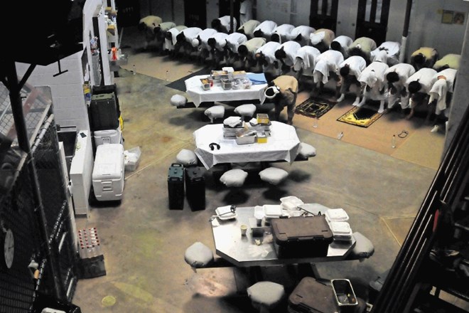 Zaporniki molijo v skupnih prostorih enega od zaporniških kompleksov v Guantanamu  na arhivski fotografiji iz leta 2011.