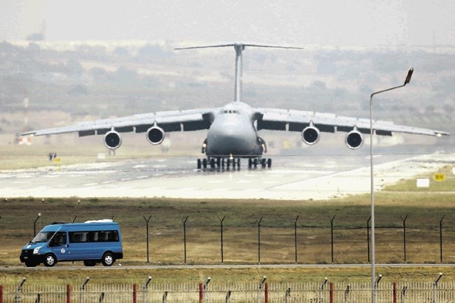 Ameriško vojaško transportno letalo pristaja v turškem oporišču Incirlik, kjer imajo ZDA skladiščeno tudi taktično jedrsko...
