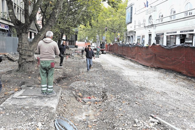 Del Šubičeve ulice med Slovensko cesto in Beethovnovo ulico že prenavlja KPL, za prenovo preostalega dela ceste mimo...