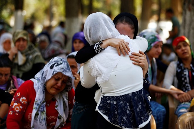 Ženske žalujejo pred bolnišnico v Gaziantepu. (Foto: Reuters)