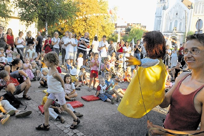 Festival, ki ga je lani obiskalo skoraj 3000 ljubiteljev umetnosti in druženja na ulici, se je začel na Emonski cesti, nato...