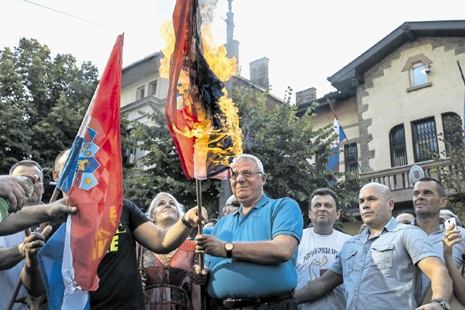 Šešelj je marca v Beogradu zažigal hrvaške zastave.