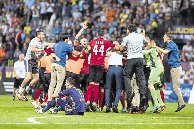 Dolžnik včerajšnje tekme Milivoje Novaković je moral razočarano spremljati veselje nogometašev Gabale.