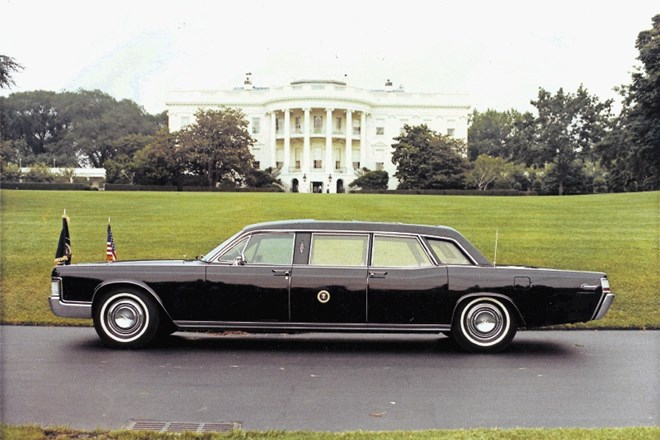 Blindirana ameriška predsedniška limuzina lincoln continental iz leta 1974, s katero so Ronalda Reagana po atentatu leta 1981...