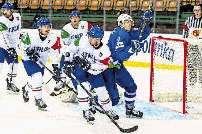 Hokejski reprezentant Miha Verlič (desno) bo v Minsku igral v napadu z Janom Muršakom in Kenom Ograjenškom.
