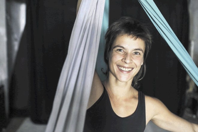 Dana Auguštin je verjetno edina akademska cirkuška umetnica iz Slovenije s specifikacijo ples na tkanini.
