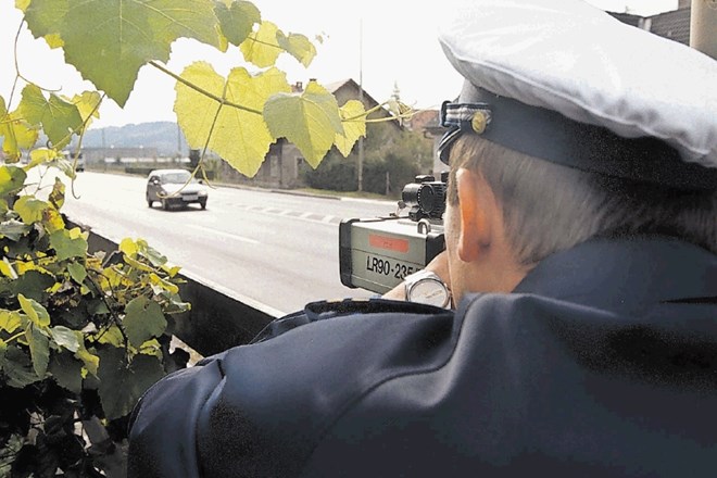 Slovenska policija za meritev hitrosti trenutno uporablja 250 merilnikov, največ je klasičnih laserskih.