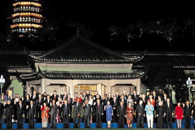 »Družinska« fotografija pred uradnimi pogovori skupine G20 je običaj.