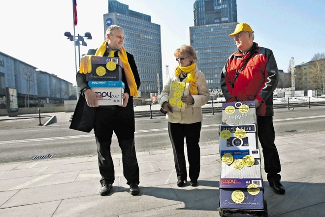 Takole sta  marca lani Aleš Primc in Metka  Zevnik pred državni zbor prinesla 80.518 podpisov za zahtevani  referendum proti...