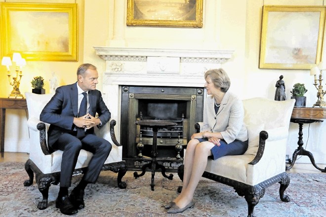 Predsednik evropskega sveta Donald Tusk je britansko premierko Thereso May znova pozval, naj ne odlaša z brexitom.