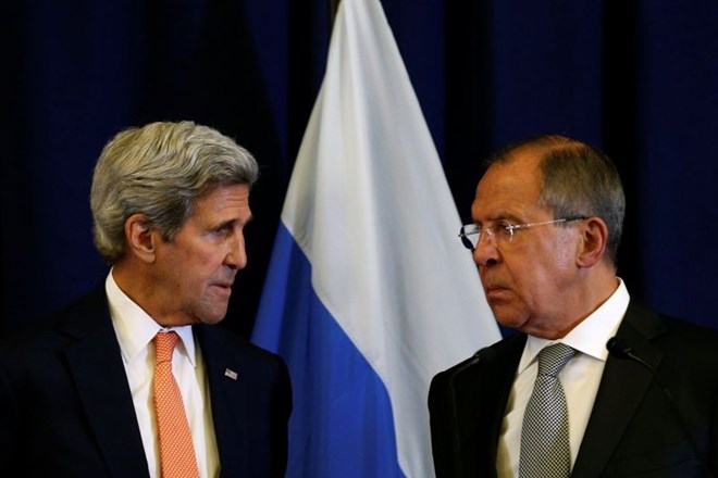 Ameriški zunanji minister John Kerry (levo) in njegov ruski kolega Sergej Lavrov (desno).
