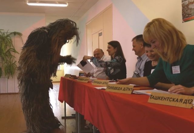 Volitev v Belorusiji se je udeležil tudi Chewbacca (Foto: YouTube)