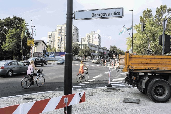 Medtem ko je bilo vozišče Dunajske ceste včeraj  že  dokončano, naj bi danes končali tudi še pločnik in kolesarsko stezo.