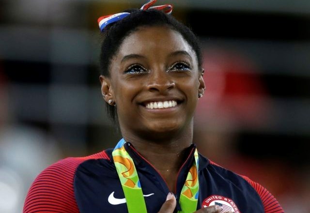 Ameriška gimnastična zvezdnica Simone Biles, ki je na olimpijskih igrah v Riu osvojila kar štiri zlate medalje. (Foto: AP)