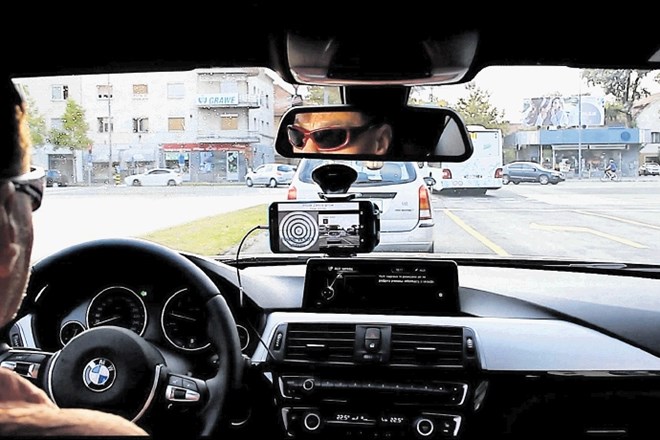 Zvočni umetnik Brane Zorman med poslušanjem zvokov avtomobila in dogajanja na vozišču z aplikacijo RoadMusic
