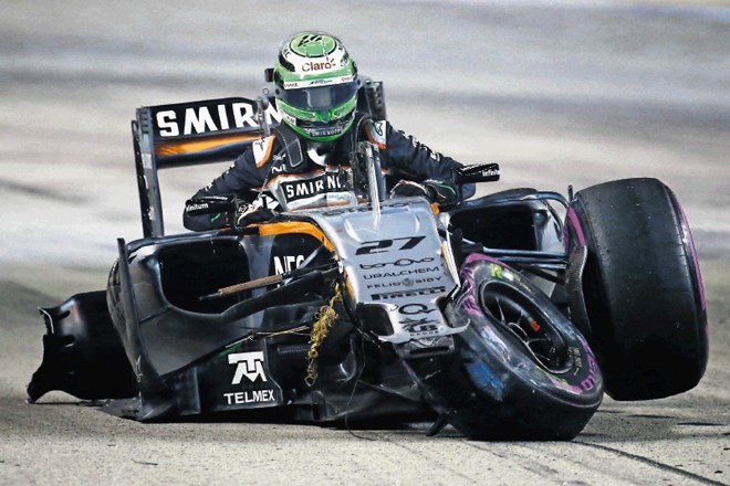 Dirkač Force India Nico Hulkenberg je na VN Singapurja takole zapuščal povsem razbit dirkalnik.