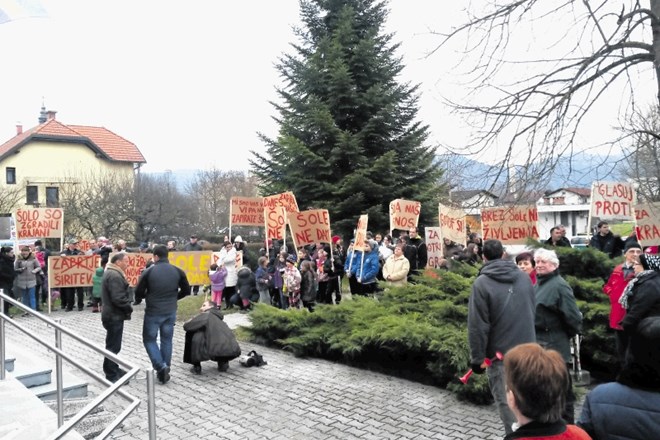 Občani Dola pri Ljubljani so marca letos pred občinsko stavbo protestirali proti preureditvi podružnične šole v vrtec.