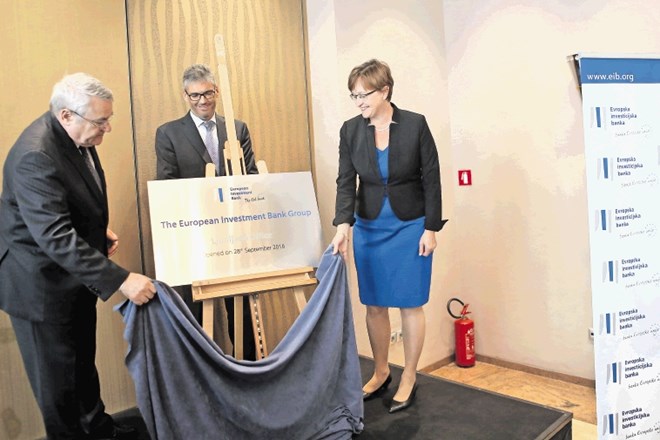 Podpredsednik Evropske investicijske banke Laszlo Baranyay, vodja predstavništva EIB v Ljubljani Peter Jacobs in ministrica...