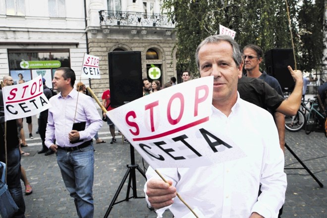 Nekaj sto ljudi je pred dvema tednoma  na Prešernovem trgu protestiralo proti podpisu tajnih trgovinskih sporazumov CETA in...