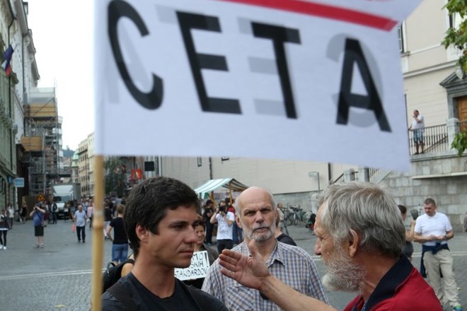 Luka Mesec in Matjaž Hanžek na protestu proti sklenitvi trgovinskega sporazuma CETA med EU in Kanado.