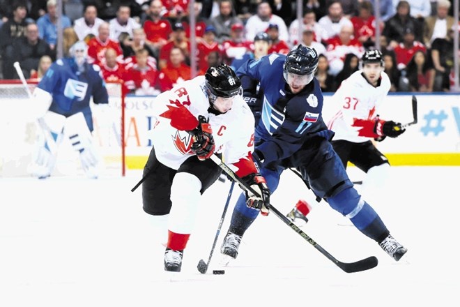 Sidney Crosby in Anže Kopitar sta se borila za vsak centimeter ledu.