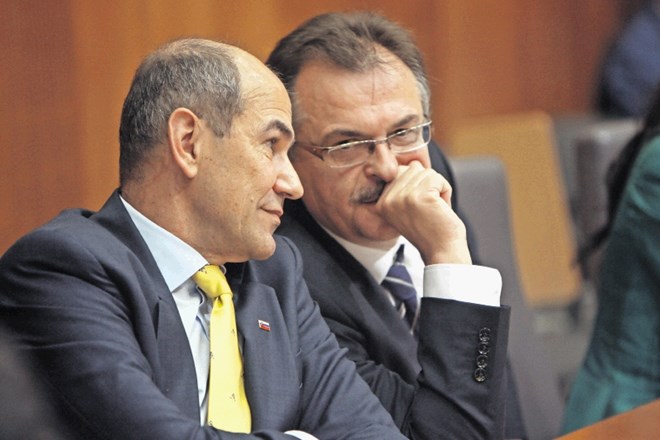 Vodja poslanske skupine SDS Jože Tanko (desno) se kot prvopodpisani pod zakonskimi predlogi, ki so jih vložili posamezni...