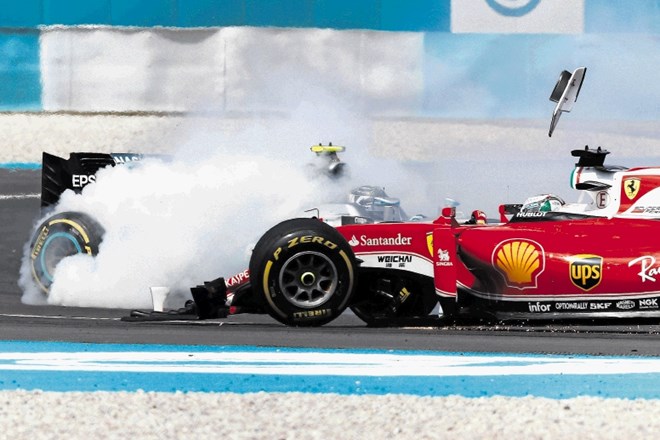 Vodilni dirkač v svetovnem prvenstvu Nico Rosberg in večkratni svetovni prvak Sebastian Vettel (v rdečem dirkalniku) sta se...