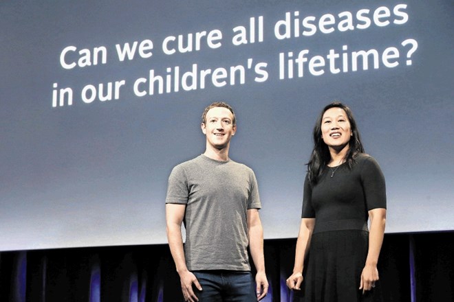 Glavni izvršni direktor in lastnik podjetja Facebook Mark Zuckerberg z ženo Priscillo Chan med nastopom v San Franciscu, kjer...