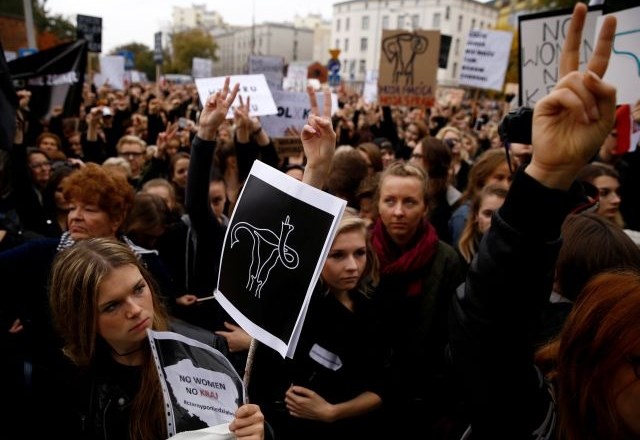 Množični protesti proti popolni prepovedi splava na Poljskem (Foto: Reuters)