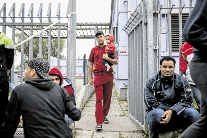 Prosilci za azil pred azilnim domom  septembra letos, ko so ministrico za notranje zadeve Vesno Györkös Žnidar prosili za...