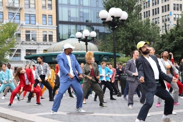 170 plesalcev sredi New Yorka v hlačnih kostimih zaplesalo v čast Hillary Clinton