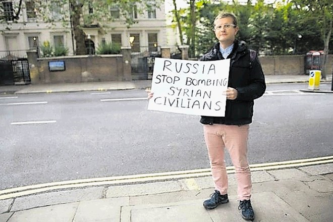 Dan Harper se je opremil s plakatom, ki je pozival Rusijo h končanju bombardiranja Alepa.