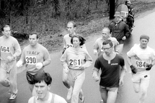 Kathrine Switzer na bostonskem maratonu leta 1967, ko so jo hoteli organizatorji na silo odstraniti s proge samo zato, ker je...