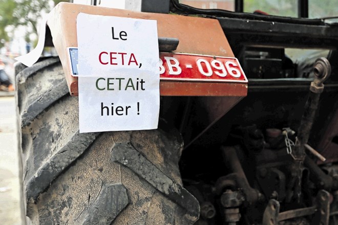 »Sporazum Ceta je bil včeraj!« so na traktorje pred valonijskim parlamentom med včerajšnjo zavrnitvijo sporazuma napisali...