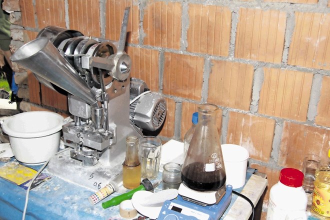 V preiskavi so mariborski kriminalisti zasegli nezakonit laboratorij za izdelavo sintetičnih mamil z vso potrebno opremo pa...