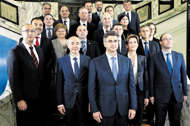 Nova hrvaška vlada z Andrejem  Plenkovićem (na sredini) in zunanjim ministrom Davorjem  Ivom Stierjem  (spredaj skrajno...