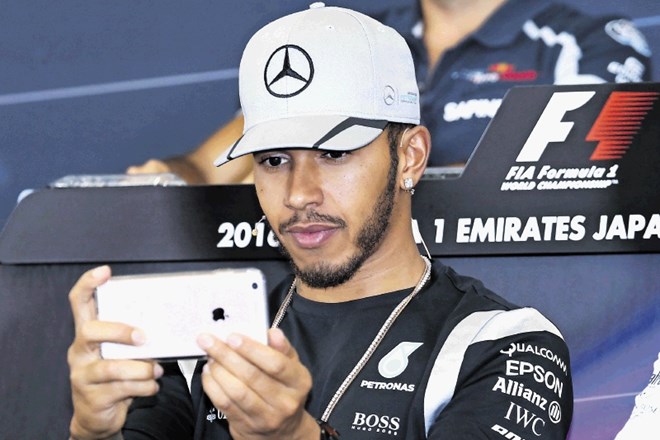 Lewis Hamilton (na fotografiji) je še edini, ki lahko v tej sezoni prepreči končno slavje moštvenemu kolegu Nicu Rosbergu.