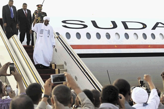Sudanskega predsednika je lani množica pričakala na domačem letališču, ko se je vrnil iz Južnoafriške republike, kjer ga niso...