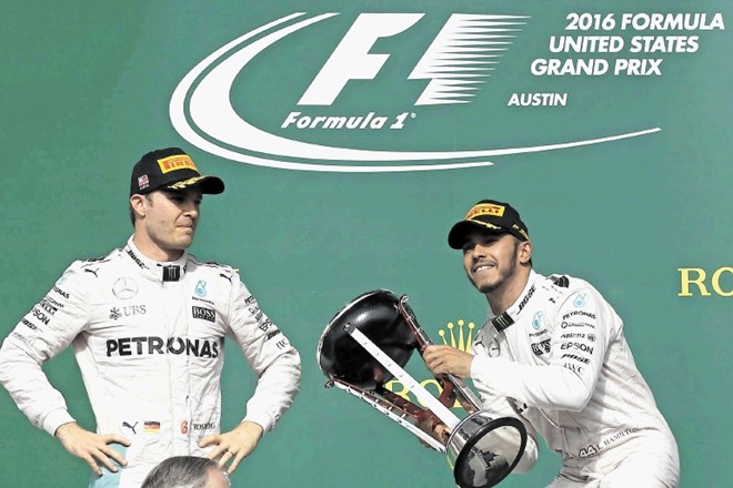 Lewis Hamilton (desno) bo moral za ubranitev naslova prvaka dočakati tudi spodrsljaj moštvenega kolega Nica Rosberga (levo).