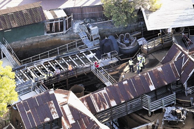 Štirje ljudje so umrli, ko se je očitno pokvarila ena od naprav v avstralskem zabaviščnem parku Dreamworld.