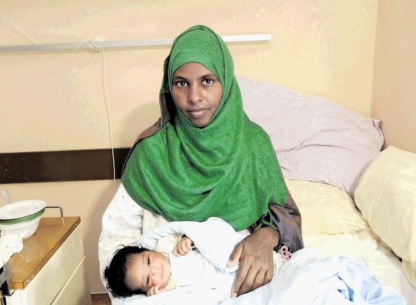 Mama iz Somalije je novorojenko, ki je na svet prijokala na Jesenicah, poimenovala Sabrin, pri pristojnih službah pa je že...