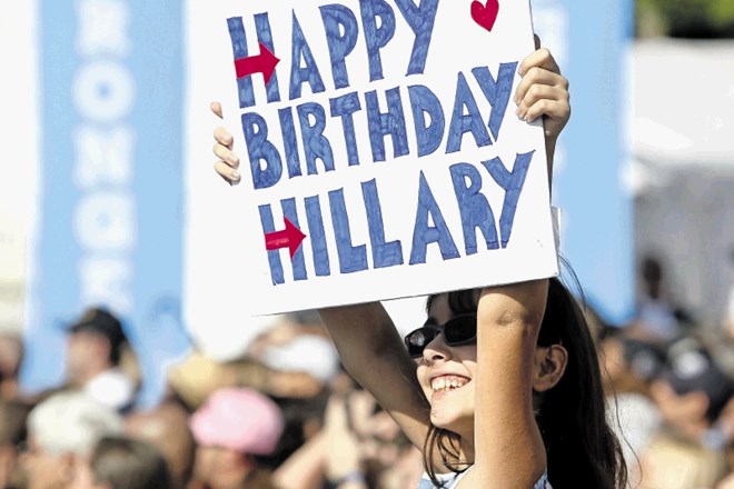 Mlada udeleženka predvolilnega shoda je v sredo čestitala Hillary Clinton za 69. rojstni dan.