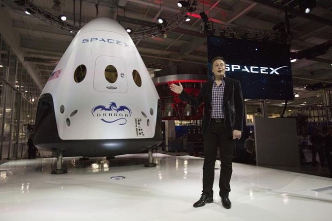 Elon Musk z vesoljskim plovilom SpaceX Dragon (Foto: Reuters)