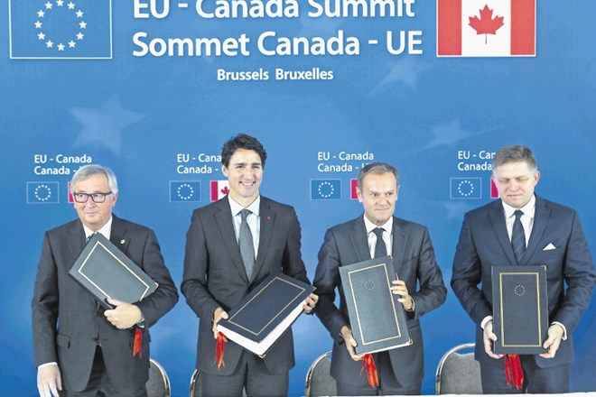 Sporazum Ceta so slavnostno podpisali predsednik evropske komisije Jean-Claude Juncker, kanadski premier Justin Trudeau,...