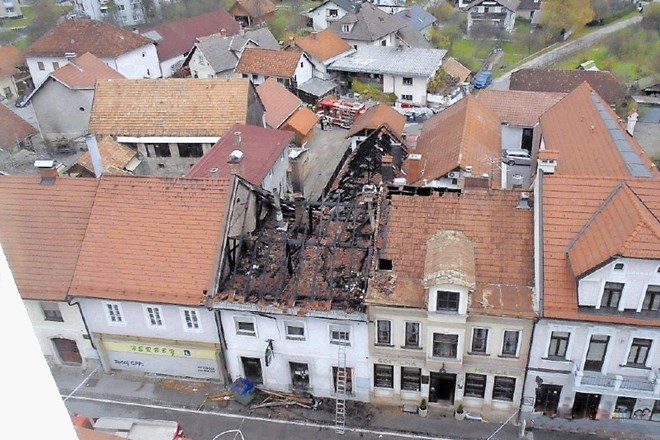 Ogenj je zajel tri vrstne hiše v središču Ribnice.