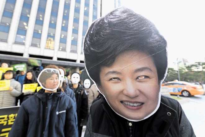 V Južni Koreji so se zvrstile demonstracije proti predsednici Park Geun Hye.