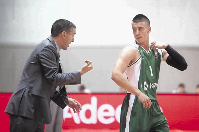 Igralci Krke z Maticem Rebcem (desno) na čelu vse bolj sprejemajo ideje trenerja Dejana Mihevca.